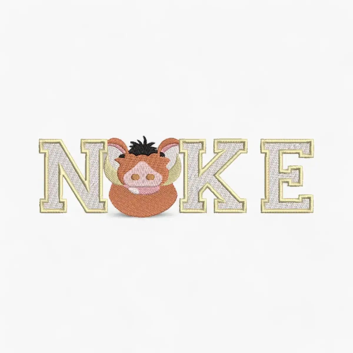 Análisis-de-la-imagen:-La-imagen-muestra-un-diseño-de-bordado-digital,-probablemente-un-archivo-de-aplique,-en-estilo-universitario-o-colegial-(Varsity/Chenille)-El-diseño-consta-de-letras-con-un-contorno-dorado-y-relleno-texturizado-claro,-donde-el-personaje-de-Pumba-(el-jabalí-de-El-Rey-León)-sustituye-a-una-de-las-letras-(posiblemente-la-O-o-simplemente-un-elemento-decorativo-dentro-de-una-palabra)-Título-de-Producto-(3-5-palabras,-SEO-Friendly):-Aplique-Pumba-Varsity-Rey-León
