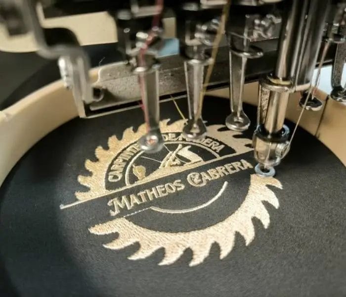 Bordado de expertos - Uniformes profesionales de alta calidad
