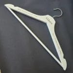 Percha blanca para comunión